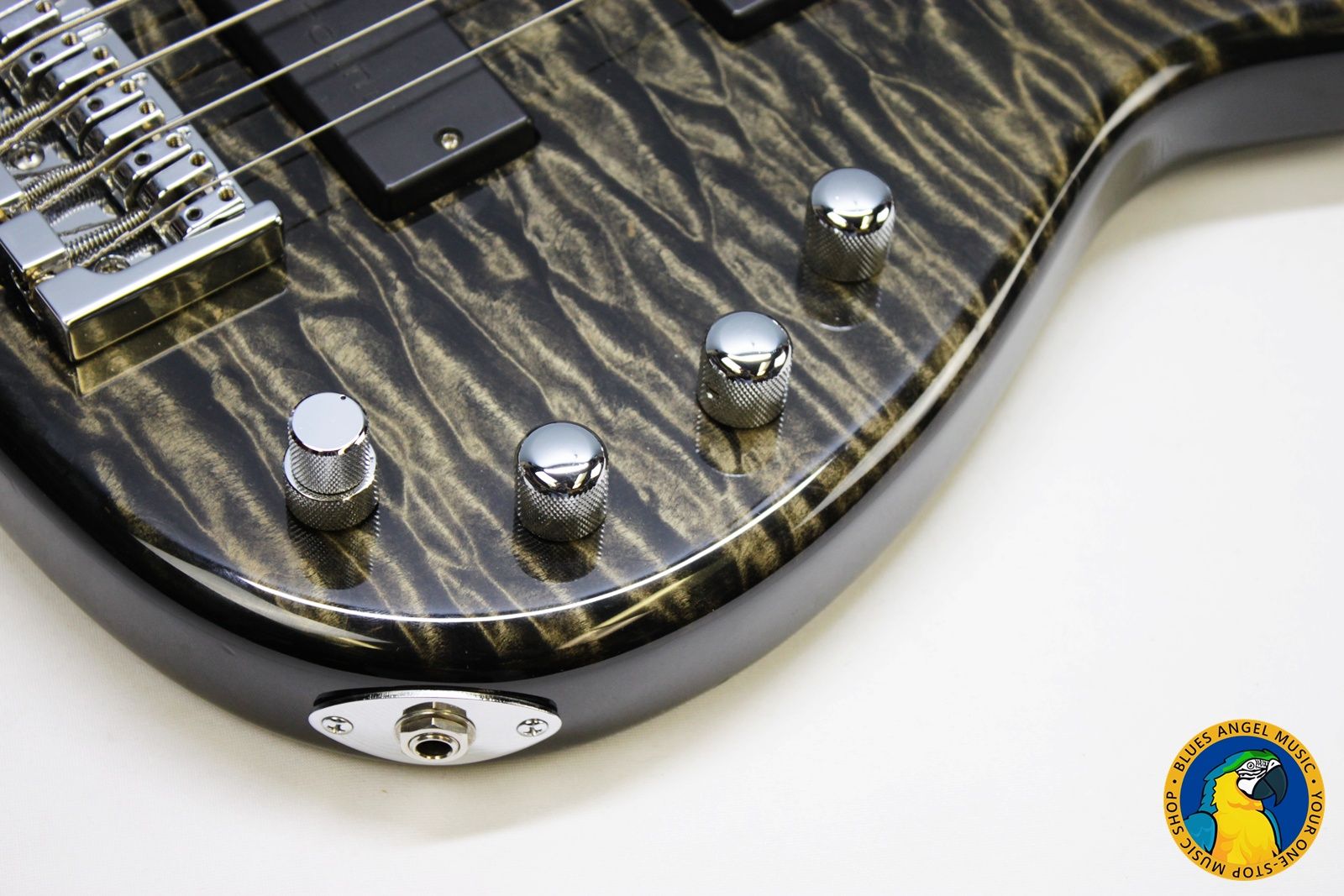 Modulus Quantum V, Modulus Quantum 5, Modulus Q5, 2004 Modulus Quantum V, Modulus Bass, Modulus 5 String Bass, 5 String Bass, Five String Bass, Graphite Neck Bass, Modulus Graphite Neck, Graphite Bass, Quilted Maple Bass, Quilted Maple Top, Silver Burst Bass, Silverburst Bass, Quilted Silver Burst, Bartolini Pickups, Bartolini Bass Pickups, Active Bass, Active Electronics, USA Bass, Made in USA, 2000s Bass, Boutique Bass, High End Bass, Professional Bass, Extended Scale Bass, 35 Inch Scale, Modulus Quantum Bass