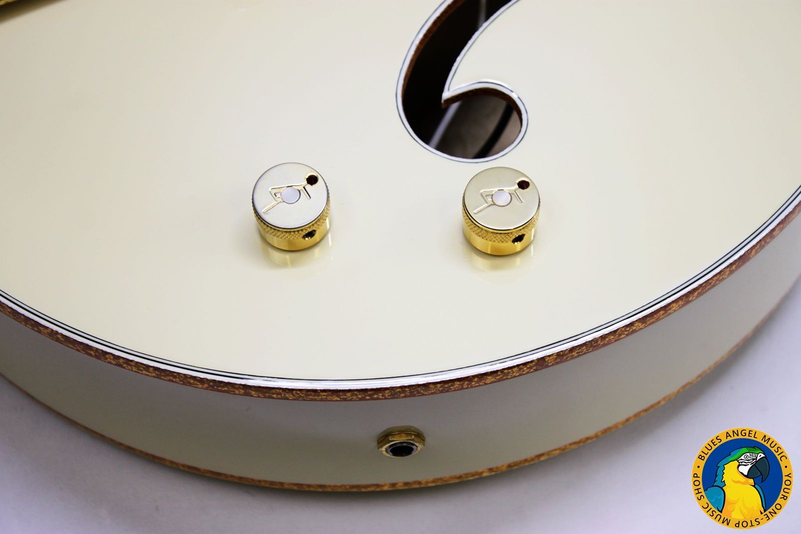 Gretsch Stephen Stills, Gretsch G6136-1958, Gretsch White Falcon, Stephen Stills White Falcon, 2000 Gretsch White Falcon, 2000 Gretsch, Gretsch G6136, White Falcon, Gretsch Falcon, Stephen Stills Signature, Stephen Stills Guitar, Gretsch Signature Guitar, Gretsch Electric Guitar, Gretsch Hollow Body, Hollow Body Guitar, White Hollow Body Guitar, FilterTron Pickups, Gretsch FilterTron, Bigsby Vibrato, Bigsby Guitar, Gold Hardware, White Finish, Vintage Style Gretsch, 1958 White Falcon, 50s Style Gretsch, 2000s Gretsch, Made in Japan Gretsch, MIJ Gretsch, Gretsch Japan, Crosby Stills Nash, CSN, Classic Rock Guitar, Collectible Gretsch