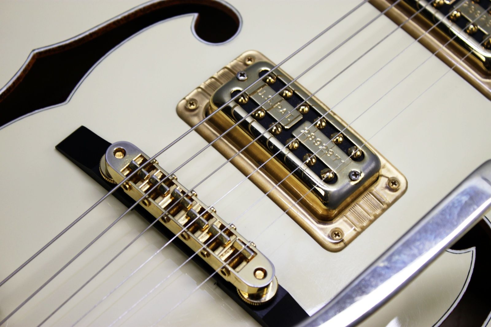 Gretsch Stephen Stills, Gretsch G6136-1958, Gretsch White Falcon, Stephen Stills White Falcon, 2000 Gretsch White Falcon, 2000 Gretsch, Gretsch G6136, White Falcon, Gretsch Falcon, Stephen Stills Signature, Stephen Stills Guitar, Gretsch Signature Guitar, Gretsch Electric Guitar, Gretsch Hollow Body, Hollow Body Guitar, White Hollow Body Guitar, FilterTron Pickups, Gretsch FilterTron, Bigsby Vibrato, Bigsby Guitar, Gold Hardware, White Finish, Vintage Style Gretsch, 1958 White Falcon, 50s Style Gretsch, 2000s Gretsch, Made in Japan Gretsch, MIJ Gretsch, Gretsch Japan, Crosby Stills Nash, CSN, Classic Rock Guitar, Collectible Gretsch