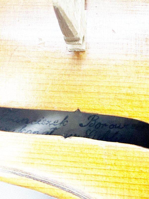 This is a beautiful Polish 4/4 Violin -- including a case & 3 bows. Reading inside the f-hole, we can see that this is a copy of a Franciszek Borowiecki from 1923. Includes Case