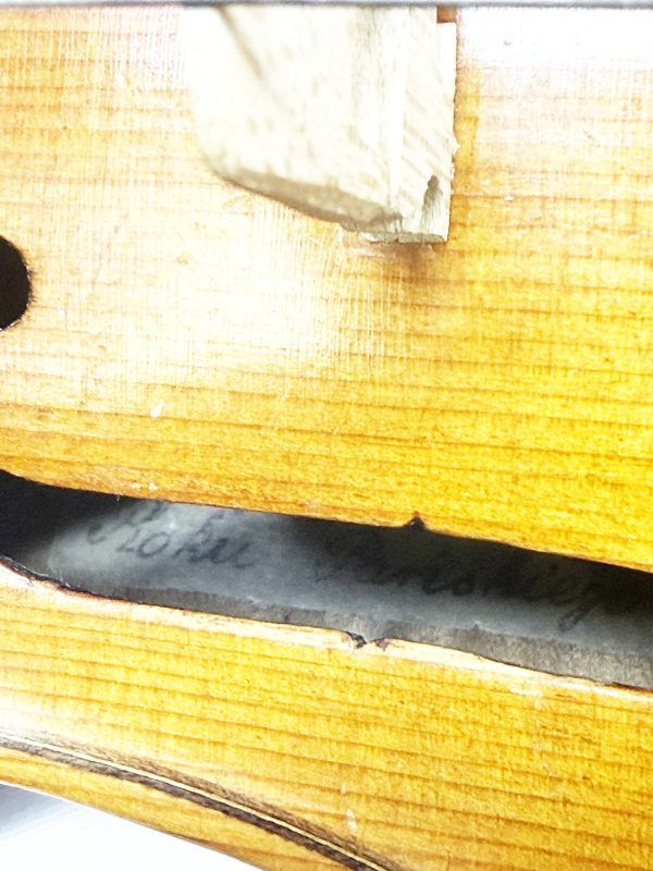 This is a beautiful Polish 4/4 Violin -- including a case & 3 bows. Reading inside the f-hole, we can see that this is a copy of a Franciszek Borowiecki from 1923. Includes Case