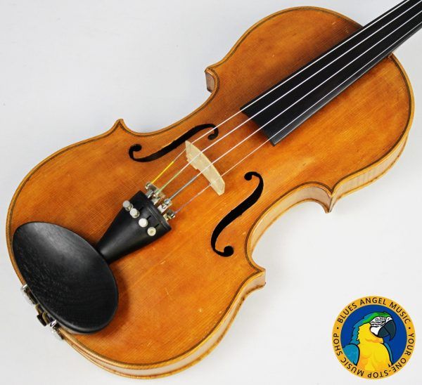 This is a beautiful Polish 4/4 Violin -- including a case & 3 bows. Reading inside the f-hole, we can see that this is a copy of a Franciszek Borowiecki from 1923. Includes Case