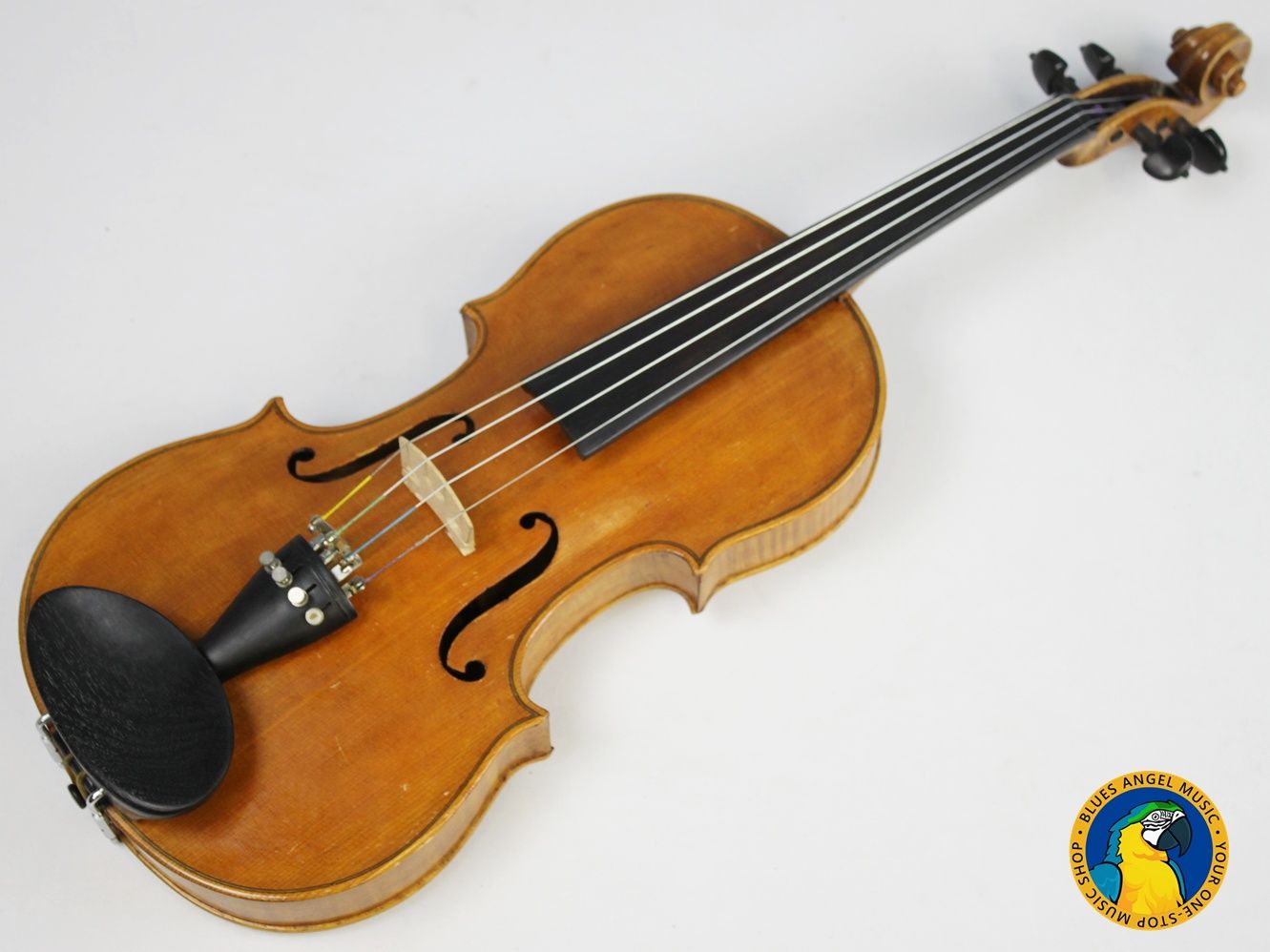This is a beautiful Polish 4/4 Violin -- including a case & 3 bows. Reading inside the f-hole, we can see that this is a copy of a Franciszek Borowiecki from 1923. Includes Case