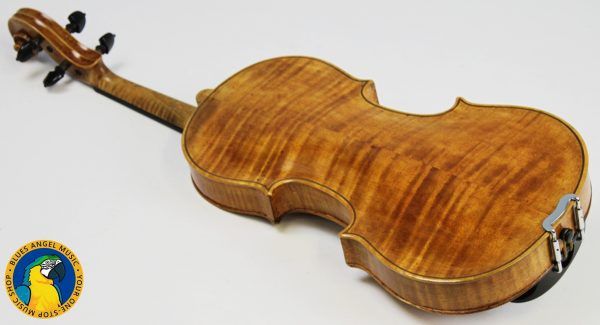 This is a beautiful Polish 4/4 Violin -- including a case & 3 bows. Reading inside the f-hole, we can see that this is a copy of a Franciszek Borowiecki from 1923. Includes Case