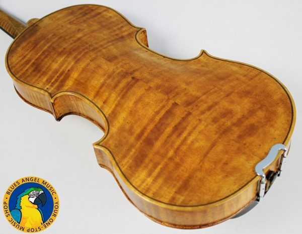 This is a beautiful Polish 4/4 Violin -- including a case & 3 bows. Reading inside the f-hole, we can see that this is a copy of a Franciszek Borowiecki from 1923. Includes Case