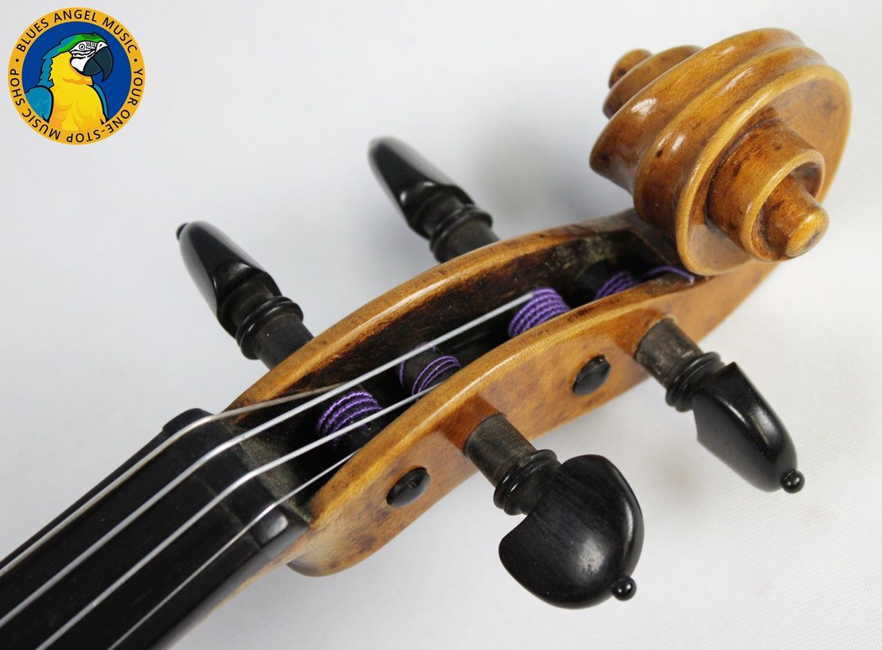 This is a beautiful Polish 4/4 Violin -- including a case & 3 bows. Reading inside the f-hole, we can see that this is a copy of a Franciszek Borowiecki from 1923. Includes Case