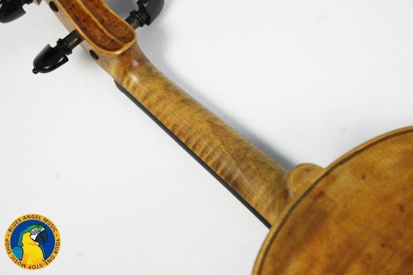 This is a beautiful Polish 4/4 Violin -- including a case & 3 bows. Reading inside the f-hole, we can see that this is a copy of a Franciszek Borowiecki from 1923. Includes Case