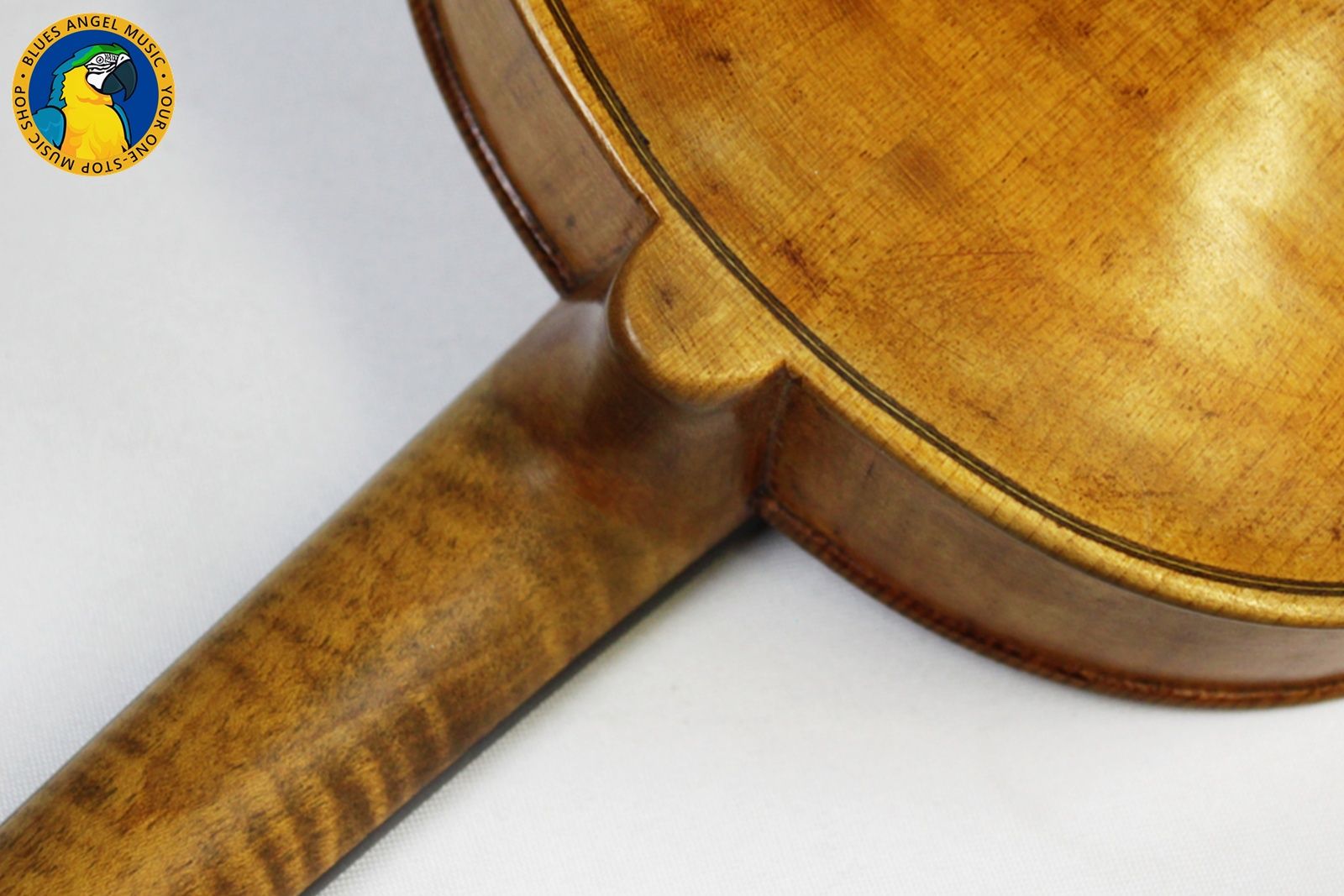 This is a beautiful Polish 4/4 Violin -- including a case & 3 bows. Reading inside the f-hole, we can see that this is a copy of a Franciszek Borowiecki from 1923. Includes Case