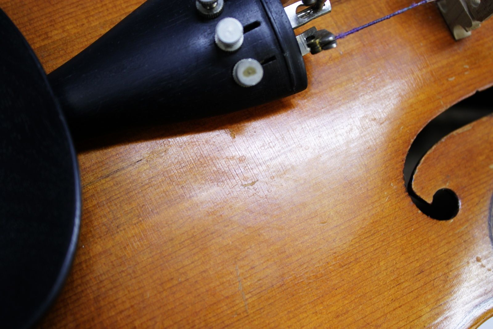 This is a beautiful Polish 4/4 Violin -- including a case & 3 bows. Reading inside the f-hole, we can see that this is a copy of a Franciszek Borowiecki from 1923. Includes Case