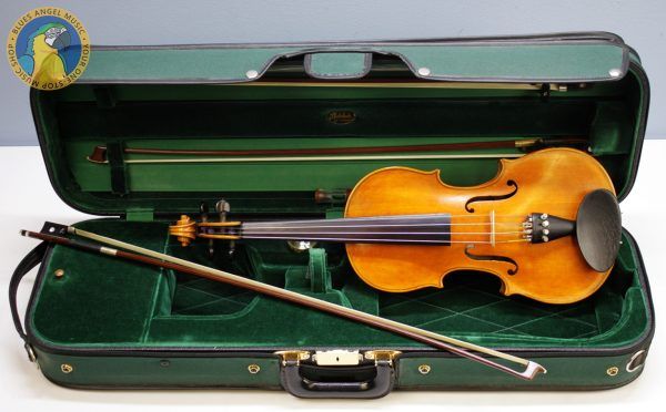 This is a beautiful Polish 4/4 Violin -- including a case & 3 bows. Reading inside the f-hole, we can see that this is a copy of a Franciszek Borowiecki from 1923. Includes Case
